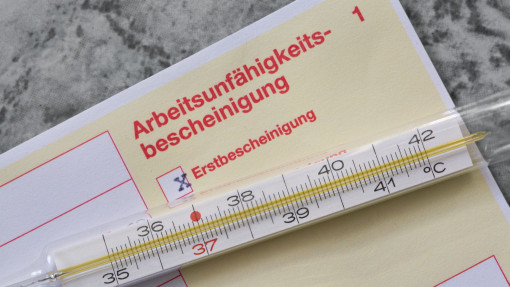 AU gelb mit Fieberthermometer