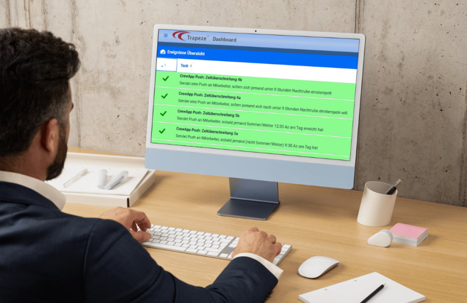 Person vor einem PC auf welchen die Trapeze Dashboard Lösung angezeigt wird