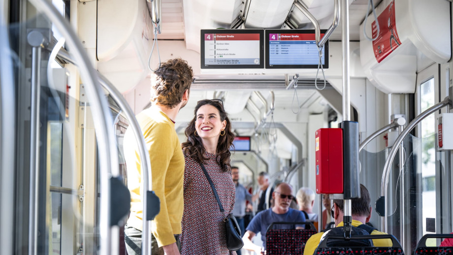 Zwei Fahrgäste in einer Strassenbahn.