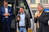 3 Personen bei der Bustüre