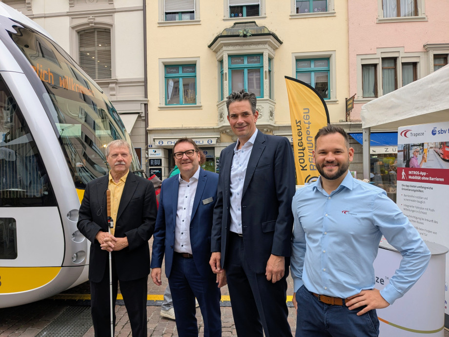 4 Personen beim Bus