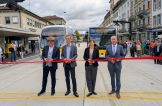 4 Personen zerschneiden das Band