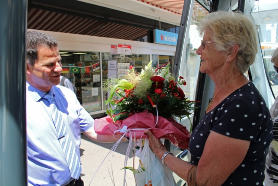 Der 5‘000. Fahrgast auf der Linie 12 ist gefunden: Die VBSH überreichen erfreut ein Geschenk zur Feier dieses speziellen Anlasses.