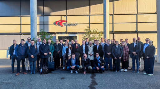 Gruppenfoto der UITP-Komitees vor dem Trapeze-Gebäude in Neuhausen