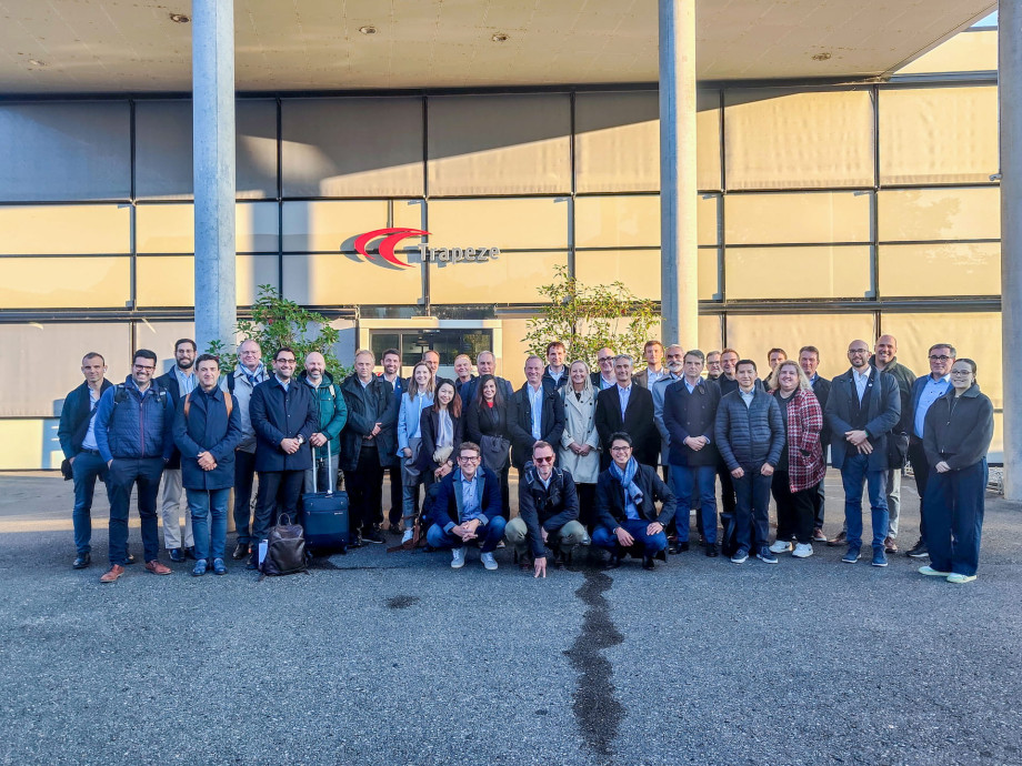 Gruppenfoto der UITP-Komitees vor dem Trapeze-Gebäude in Neuhausen