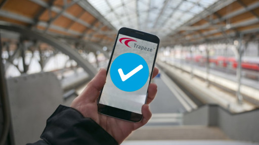 Ein Smartphone mit der CrewManager-App wird in einem Bahnhof ins Bild gehalten