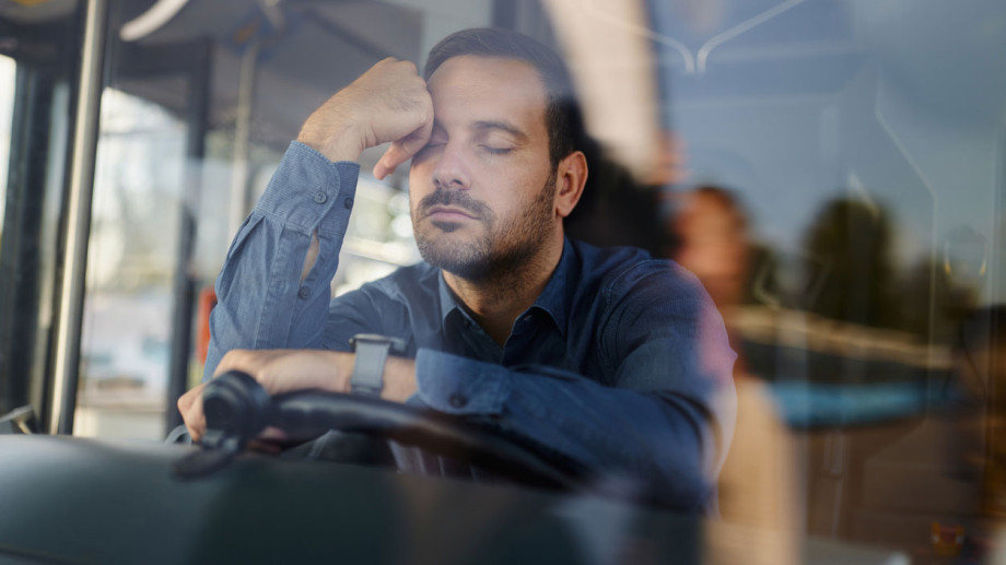 Busfahrer schlafend am Steuer
