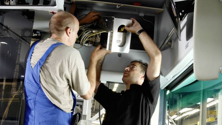 Einbau eines Bordrechners in einen Bus von Bernmobil