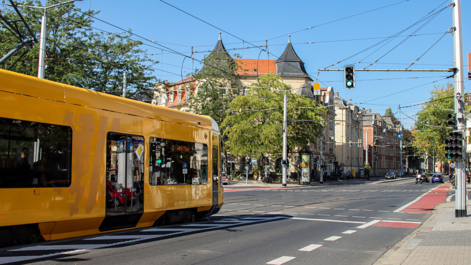 Strassenbahn der Dresdner Verkehrsbetriebe fährt auf eine grüne Ampel zu