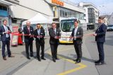 Die vier Swiss Transit Lab Vertreter schneiden das rote Satinband durch und eröffnen dadurch die offizielle erste Fahrt